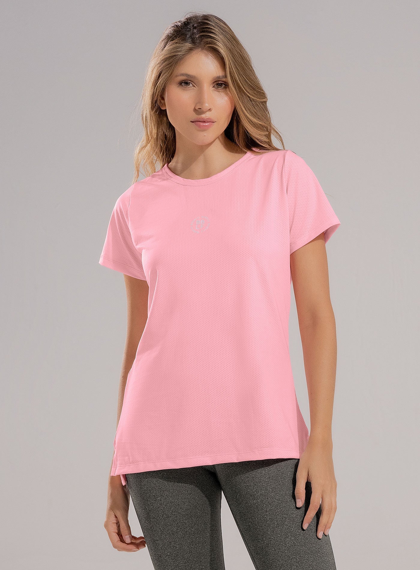 CAMISETA DEPORTIVA CON CORTES EN TELA SEMI TRANSPARENTE