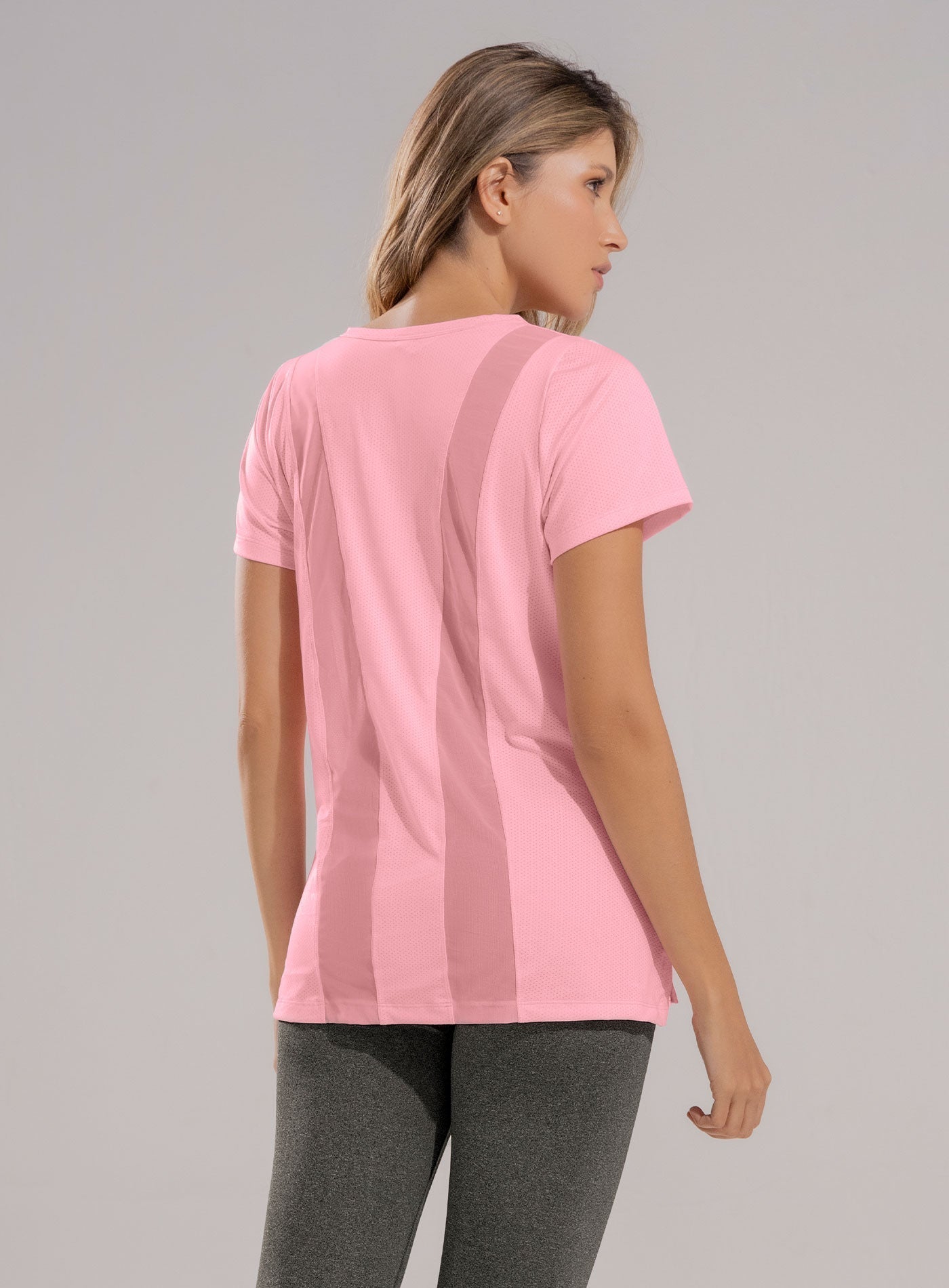 CAMISETA DEPORTIVA CON CORTES EN TELA SEMI TRANSPARENTE