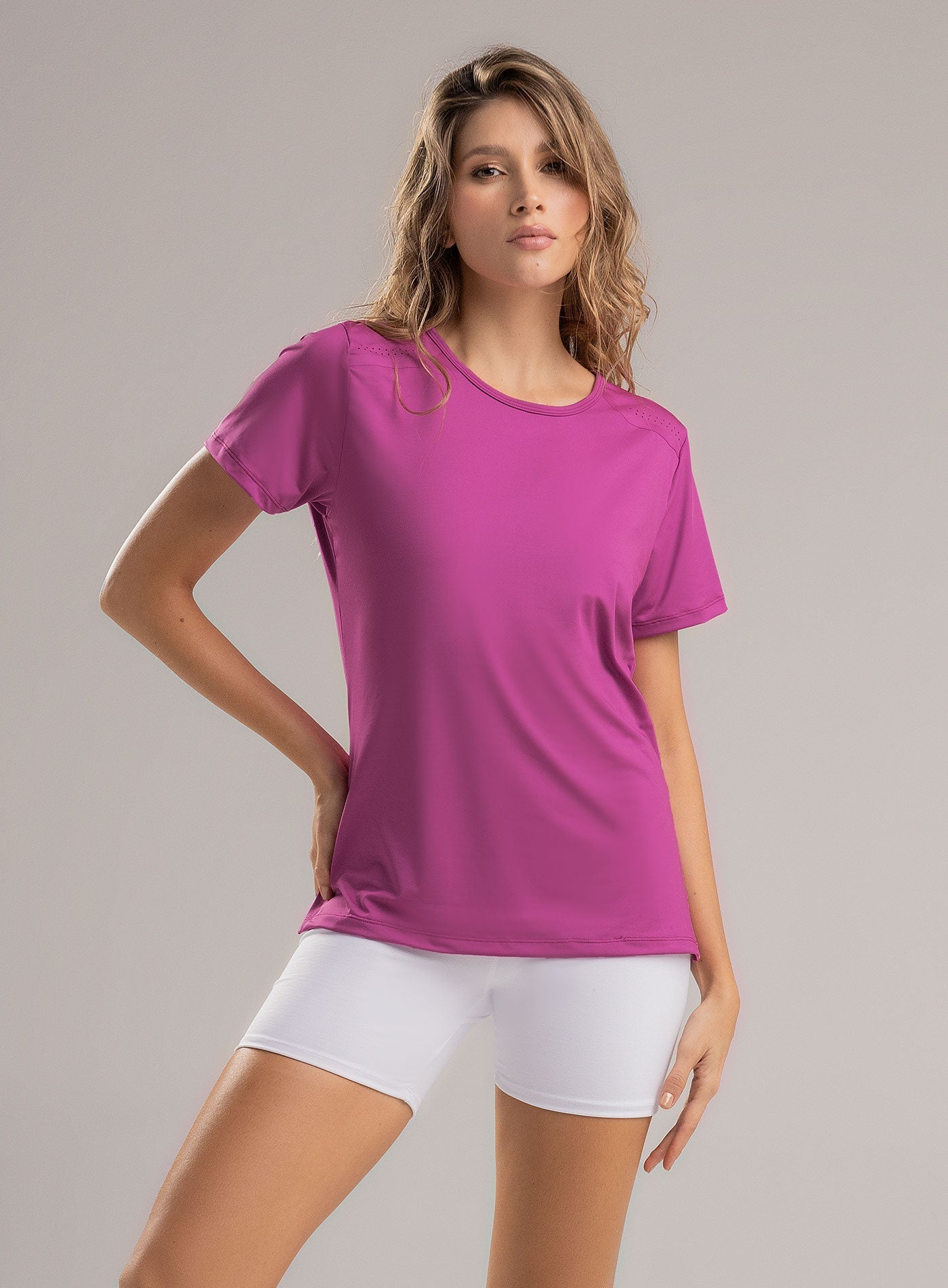 CAMISETA DEPORTIVA CON DISEÑO CORTE LASER Y TERMO SELLADA EN HOMBROS