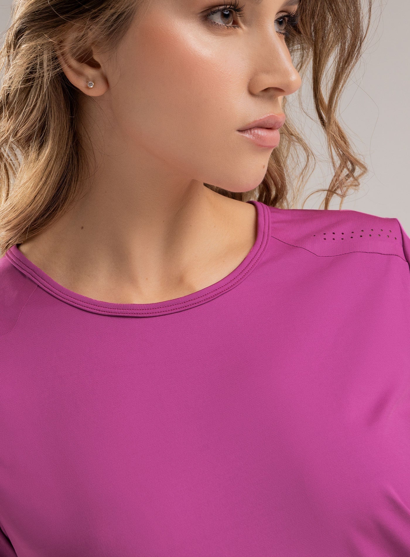 CAMISETA DEPORTIVA CON DISEÑO CORTE LASER Y TERMO SELLADA EN HOMBROS