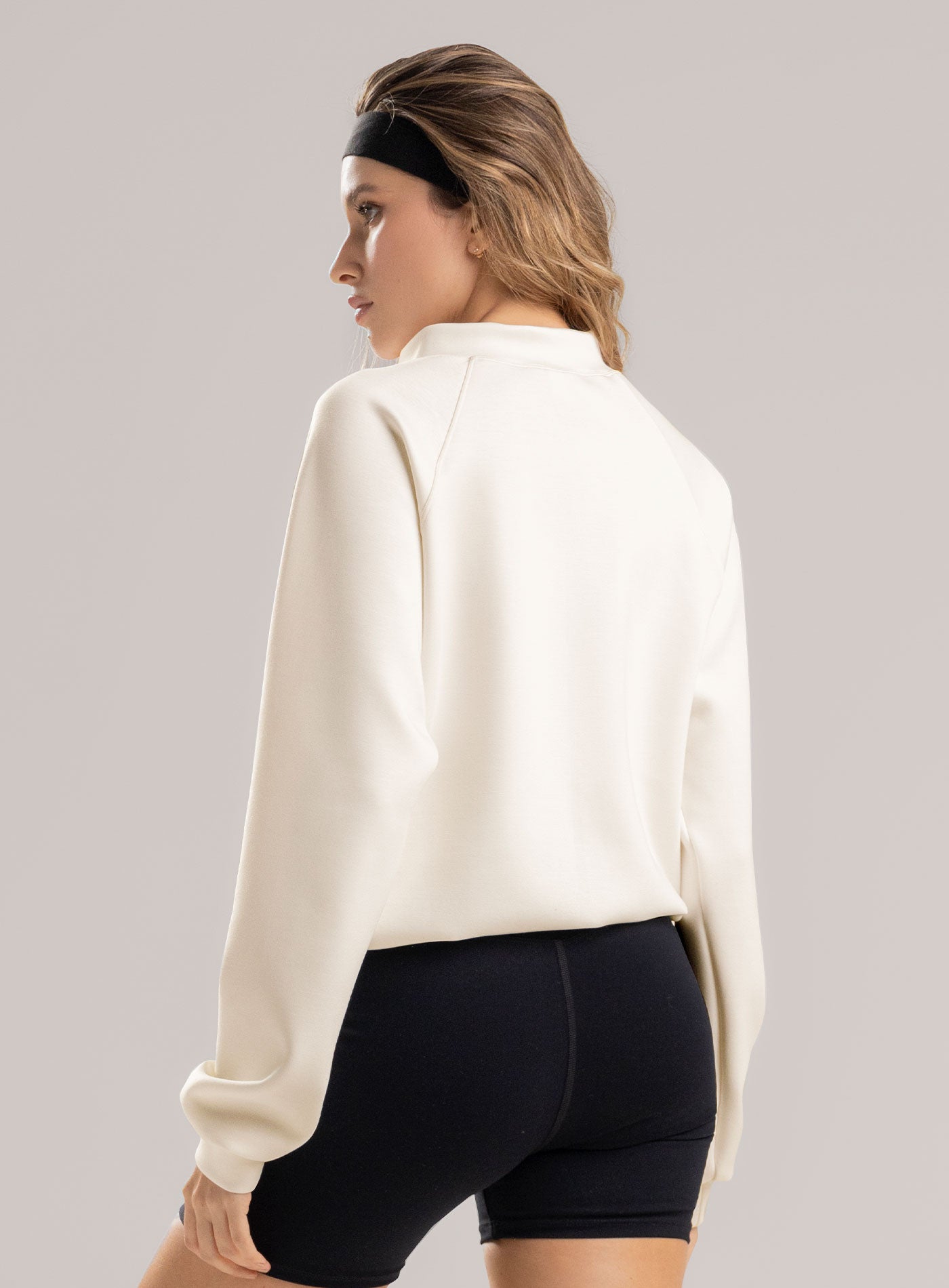 BUZO DEPORTIVO OVERSIZE CON BOLSILLO TIPO CANGURO