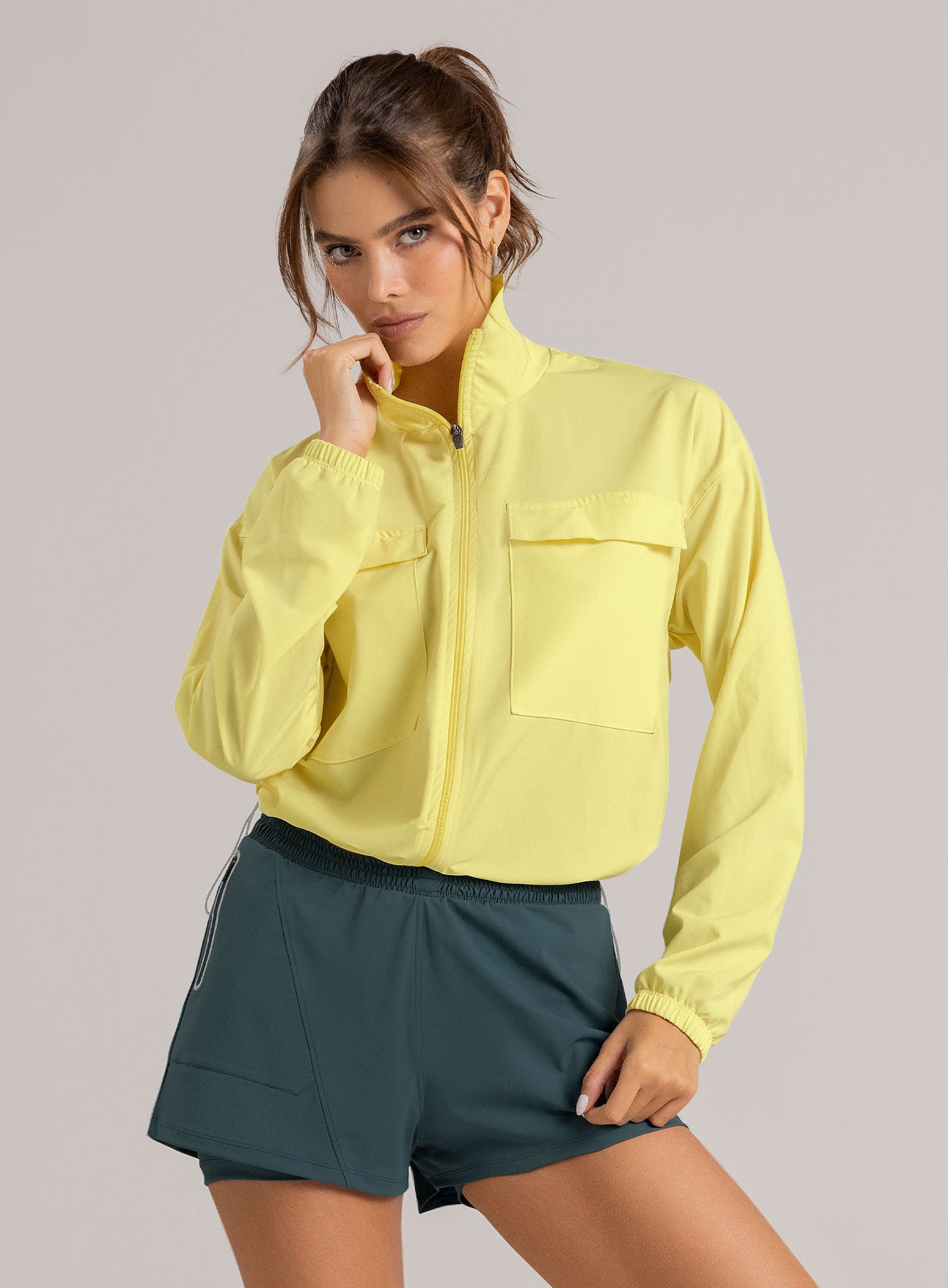 CHAQUETA DEPORTIVA SASHA EN TELA SEMI IMPERMEABLE 13 AMARILLO