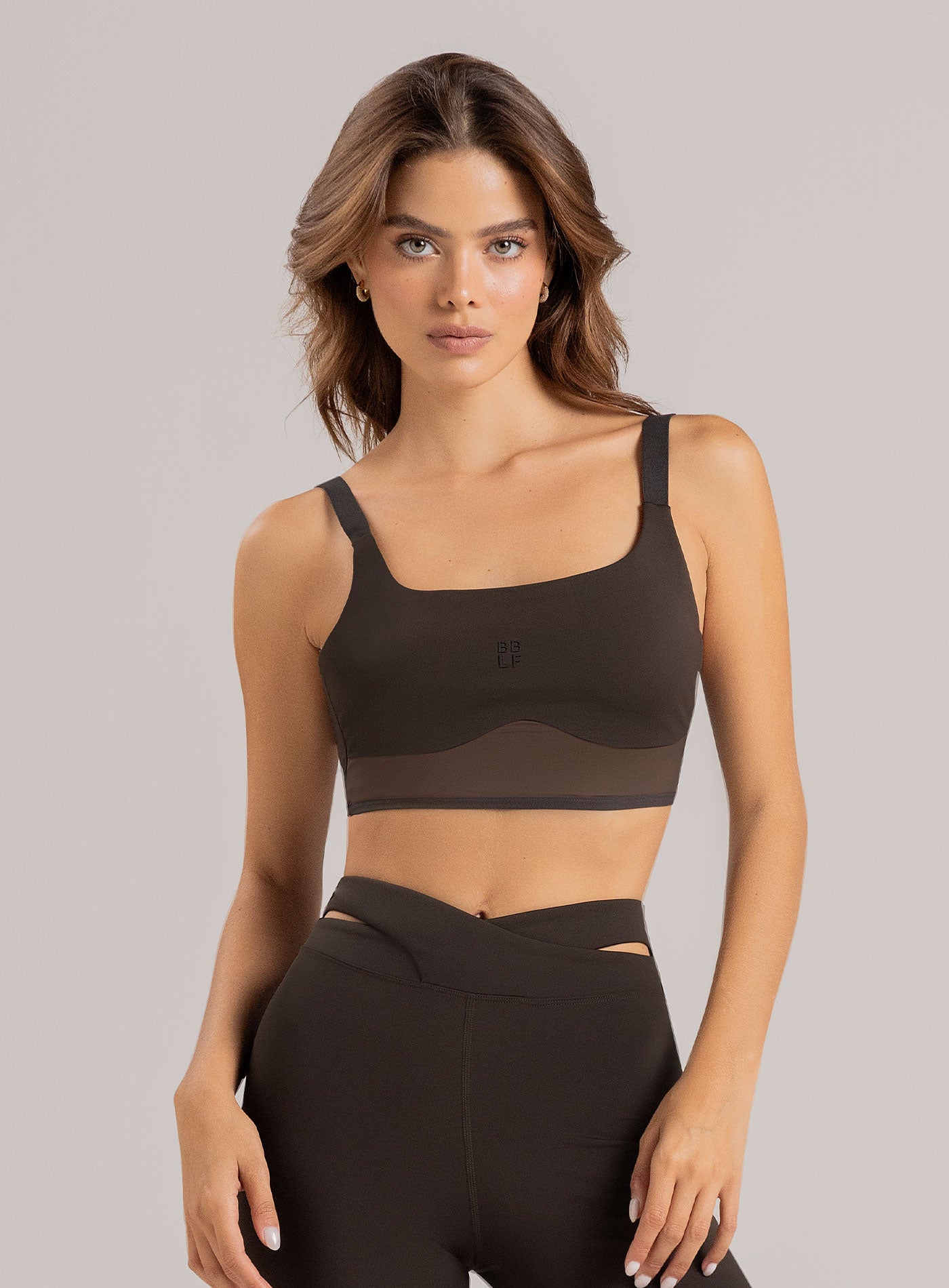TOP DEPORTIVO ALURE EN TELA KIARA 20 CAFÉ