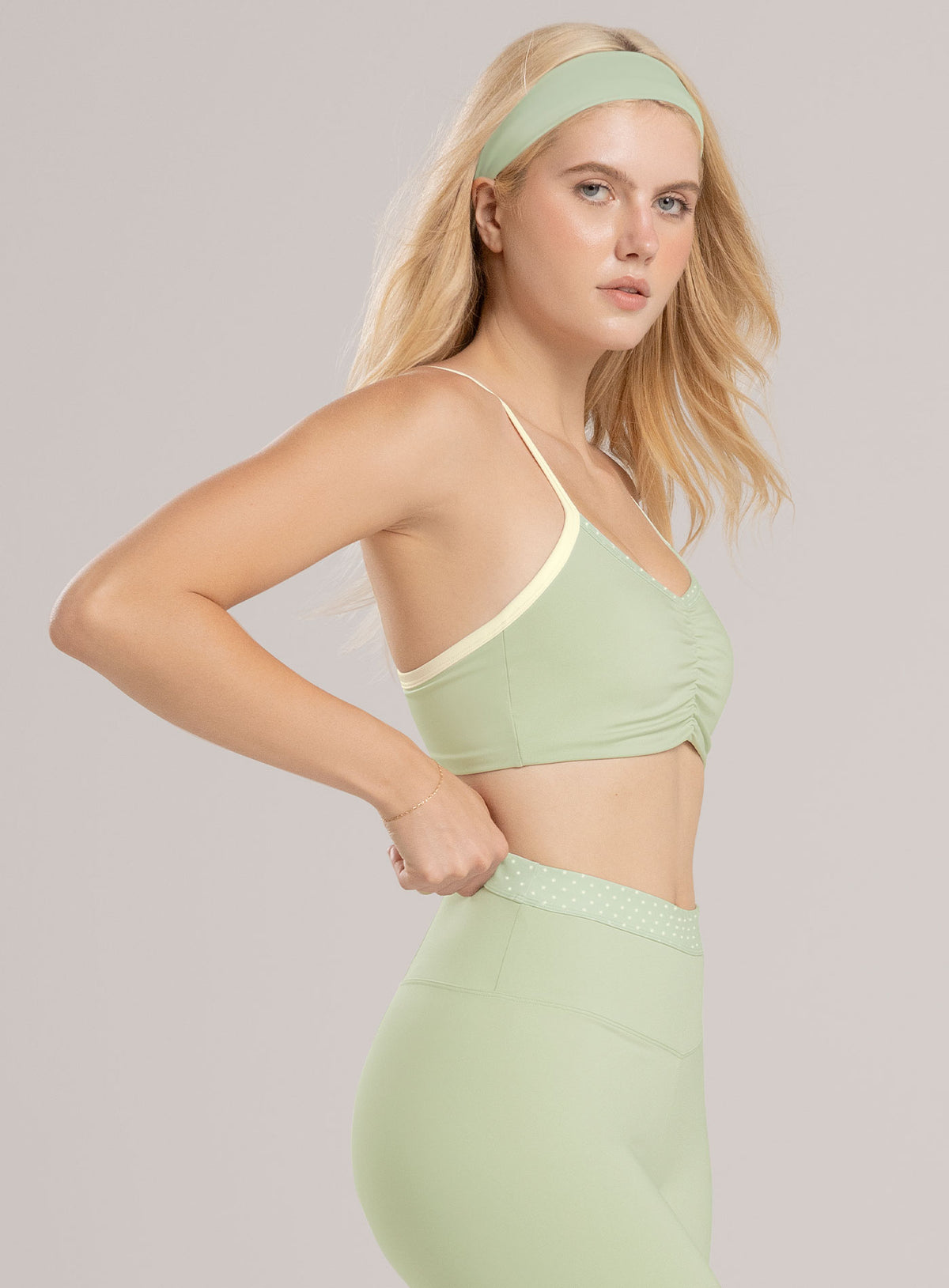 Top deportivo maranta, color verde