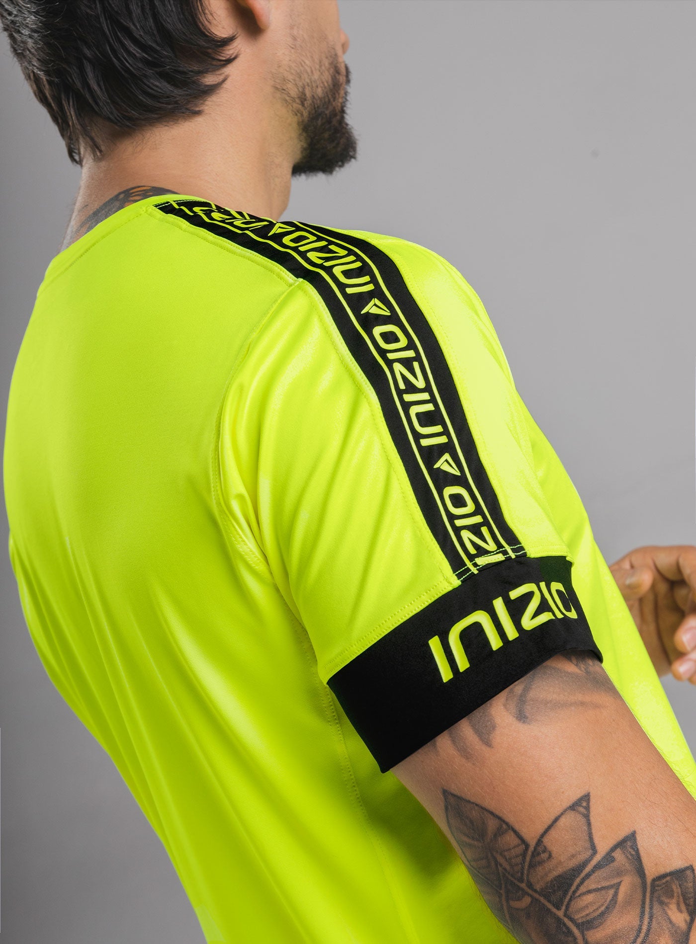 CAMISETA DEPORTIVA CON ESTAMPADO EN HOMBROS Y MANGAS